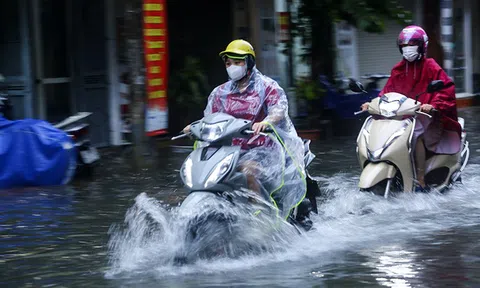 Mưa lớn diện rộng ở Bắc Bộ, cảnh báo lốc, sét và gió giật mạnh tại nhiều khu vực
