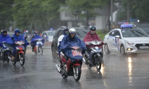 Miền Trung nắng nóng diện rộng, Bắc Bộ mưa lớn cục bộ chiều tối