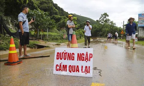Mưa lớn cục bộ, lốc, sét và gió giật mạnh ở nhiều khu vực trên cả nước