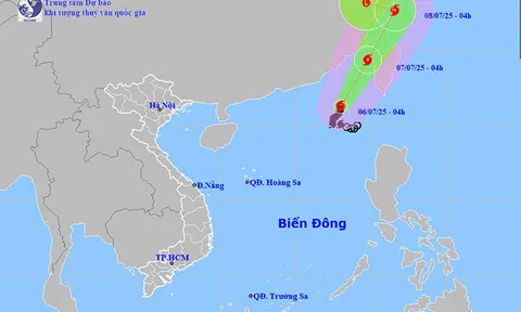 Bão số 2 trên biển Đông di chuyển chậm, biển động dữ dội