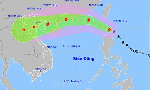 Bão Wipha tiến vào Biển Đông, biển động dữ dội