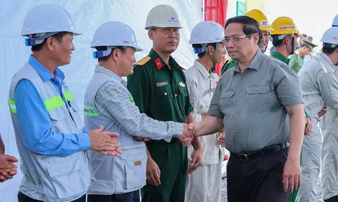 Thủ tướng kiểm tra công trường, chỉ đạo thông tuyến 2 dự án cao tốc tại ĐBSCL vào 19/12/2025