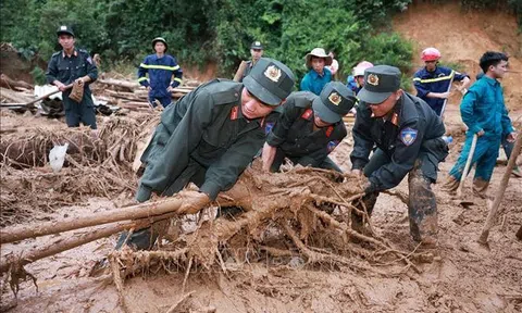 Thủ tướng thăm hỏi người dân và chỉ đạo khắc phục hậu quả mưa lũ tại Điện Biên