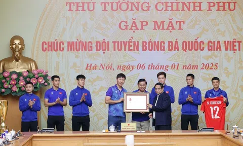 Thủ tướng gặp mặt chúc mừng đội tuyển bóng đá quốc gia