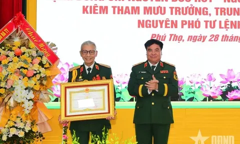 Thiếu tướng Nguyễn Đức Huy nhận danh hiệu Anh hùng Lực lượng vũ trang nhân dân
