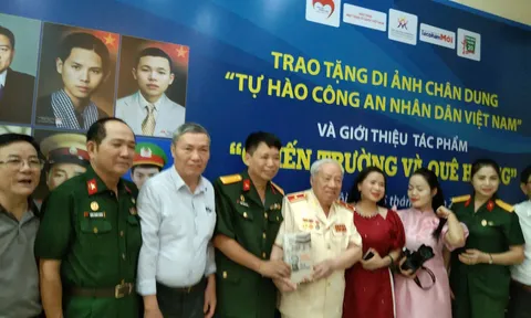 Trao tặng Di ảnh chân dung tự hào Công an nhân dân Việt Nam và giứi thiệu tác phẩm "Chiến trường và quê hương