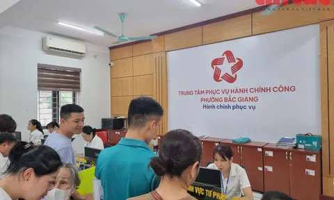 Dịch vụ công trực tuyến còn bất cập: Dân nộp tờ khai bản giấy, cán bộ 'làm hộ' trên hệ thống