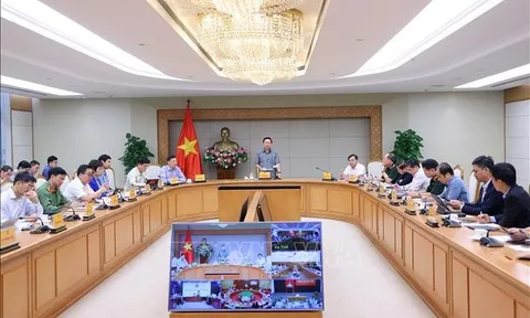 Chỉ đạo tăng cường dự báo, chủ động ứng phó đa thiên tai sau bão số 12