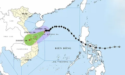 Ngày 22/10, Bão số 12 di chuyển vào bờ, gây mưa rất to từ Hà Tĩnh đến Quảng Ngãi