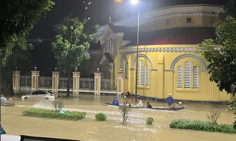 Ngày 28/10, mưa lớn gây lũ chồng lũ, nhiều nơi ở Huế và Đà Nẵng ngập sâu