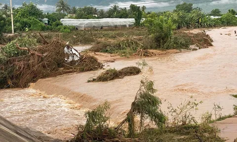 Lâm Đồng: Vỡ hồ chứa nước, cuốn trôi một người và nhiều nhà cửa