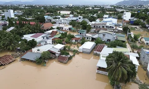 Ngày 23/11, mưa lớn kéo dài, lũ trên nhiều sông vẫn ở mức cao