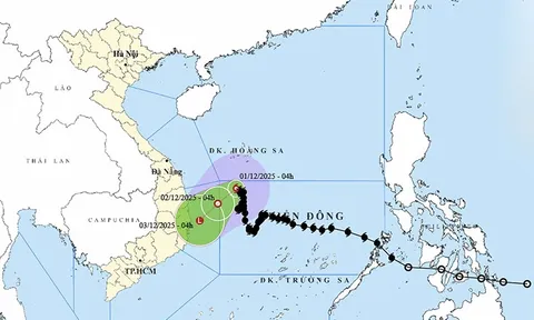 Ngày 1/12, Bão số 15 suy yếu dần, cảnh báo sóng lớn và gió mạnh