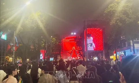 Rộn ràng đón năm mới 2026 tại Hà Nội và TP Hồ Chí Minh