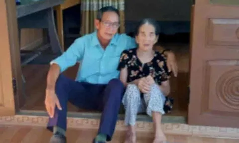 Hạnh phúc nào bằng được ngồi bên mẹ