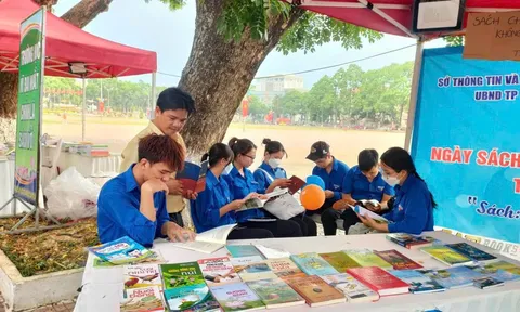 Những trang sách đi ra từ nắng núi