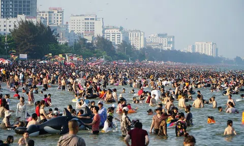 Mở màn mùa hè bằng kỷ lục du khách 30/4 và Lễ hội biển, Sầm Sơn "dẫn sóng" du lịch miền Bắc