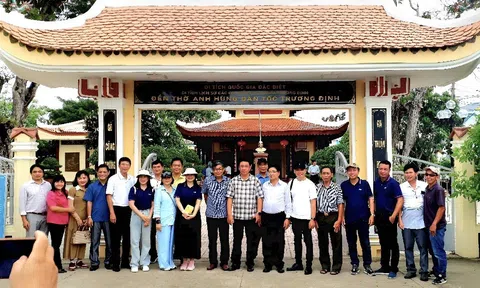 Một chuyến đi thấm đượm nghĩa tình