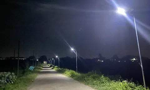 “Ánh sáng xanh” thắp sáng từng bản làng, xóm biển mùa hè