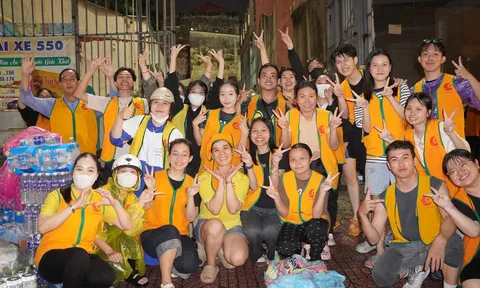 Vầng Trăng Khuyết mang hành trình thiện nguyện Bắc - Trung - Nam, anh em một nhà tiến về vùng lũ