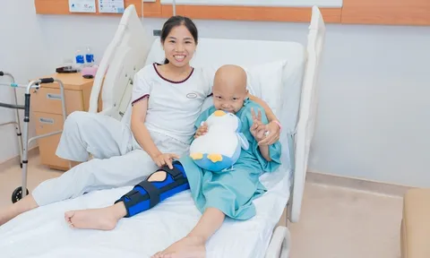 Bệnh nhân 7 tuổi mắc ung thư xương giữ được đôi chân nhờ công nghệ in 3D cá thể hóa