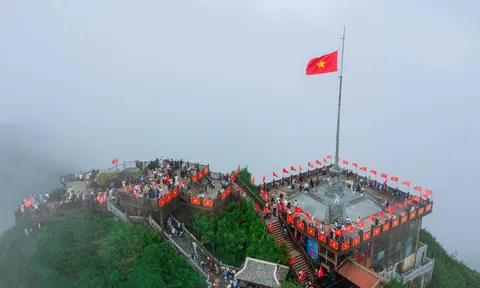 Du khách xúc động với khoảnh khắc thượng cờ trên đỉnh Fansipan trong ngày đầu lễ 30/4