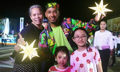 Người dân xứ Nghệ che ô, mặc áo mưa "cháy" hết mình cùng đại tiệc Carnival