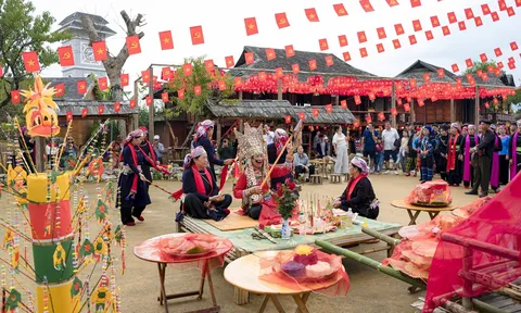 Từ mùa vàng Fansipan đến pháo hoa rực rỡ tại Hạ Long, Sầm Sơn: Miền Bắc "mê hoặc" du khách dịp 2/9