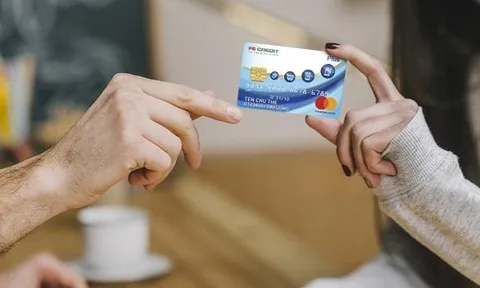 Người mới đi làm nên chọn loại thẻ tín dụng nào?
