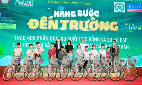 Doanh nhân, ca sĩ Cậu Hy trao xe đạp cho học sinh vùng cao