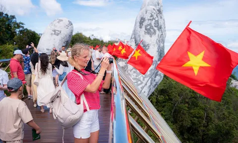 Ba Na Hills rực cờ hoa trong ngày đầu nghỉ lễ Quốc khánh 2/9
