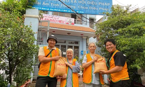 Quỹ Vầng Trăng Khuyết trao 10 tấn gạo trong mùa vu lan đến 18 mái ấm và bà con có hoàn cảnh khó khăn