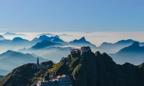 Combo “Đón bình minh trên đỉnh Fansipan”: Săn biển mây 5h sáng, thưởng thức bữa sáng ở độ cao hơn 3.000m