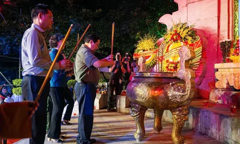 Thủ tướng Phạm Minh Chính thắp nến tri ân các anh hùng liệt sĩ tại Nghĩa trang Trường Sơn