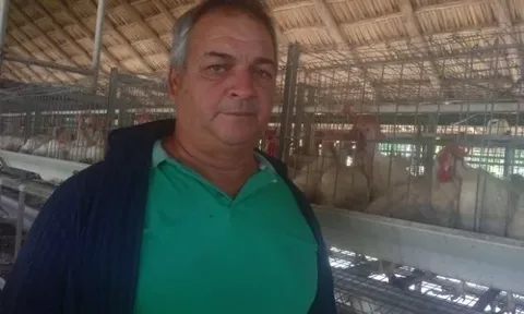Nuôi gà ở Cuba, một nông dân chiến thắng "giặc cỏ" marabú, biến thành trang trại kiểu mẫu, được cả thành phố tự hào