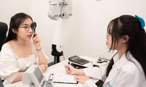 Tròng kính đổi màu tự động: Giải pháp mới cho người cận đi nắng