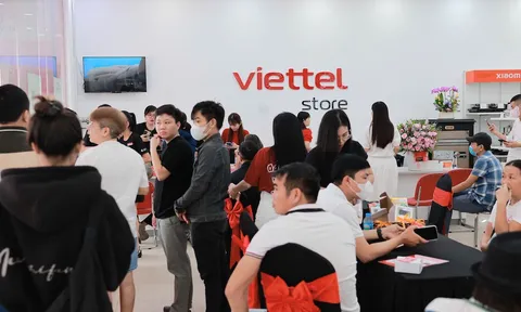 Ban lãnh đạo Viettel Store trực tiếp trao tận tay iPhone mới cho khách hàng