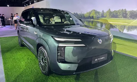 Đối thủ mới của Range Rover ra mắt: SUV 955 mã lực, giá rẻ khó tin