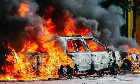 Đằng sau những vụ cháy xe điện: Mặt trái của cuộc đua tốc độ và sạc siêu nhanh