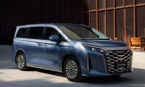‘Đối thủ nặng ký’ của Toyota Alphard xuất hiện: MPV hybrid cắm sạc cao cấp, hiệu năng vượt trội