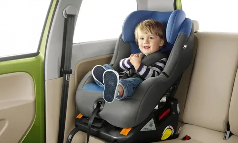 Từ 2026, trẻ em ngồi ôtô không ghế an toàn sẽ bị phạt: Cha mẹ cần làm ngay điều này