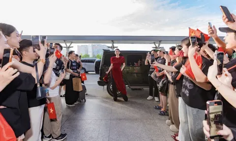 G63 trị giá ‘10 chữ số’ tháp tùng Hương Giang dự Miss Universe 2025: Gây sốt dù chỉ dừng ở top 30