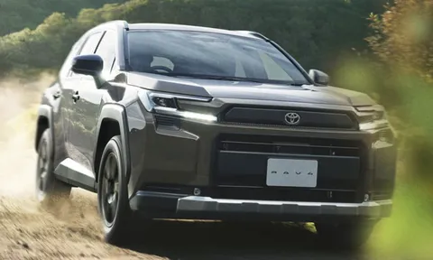 Toyota RAV4 2026 ra mắt: SUV hybrid giá từ hơn 760 triệu đồng, ‘đối trọng’ của Mazda CX-5