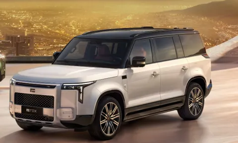 ‘Đe nẹt’ Land Rover Defender: SUV địa hình hơn 5 mét, nội thất sang chảnh, 469 mã lực trình làng