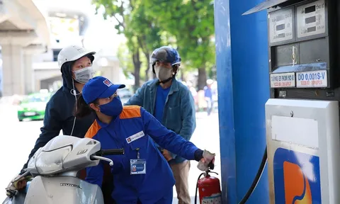 Tin giá xăng dầu trưa 29/4: Dầu diesel, xăng RON 92 và RON 95 đều ‘rẻ như bèo’, giá lăn bánh VinFast VF 5 ‘chạm đáy’