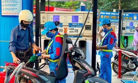 Tin ‘nóng’ giá xăng dầu tối 30/4: Xăng RON 92 và RON 95 duy trì mức rẻ, xe máy không cần xăng mới ra mắt với giá ‘mềm’