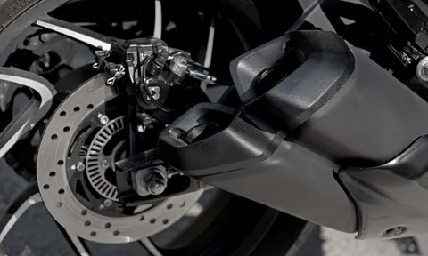 ‘Vua côn tay’ mới chính thức ra mắt: Phân khối lớn hơn hẳn Yamaha Exciter và Honda Winner R, giá rẻ so với trang bị