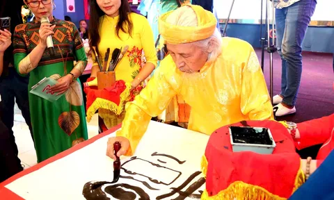 Lan tỏa tinh hoa thư pháp từ thành phố Cảng