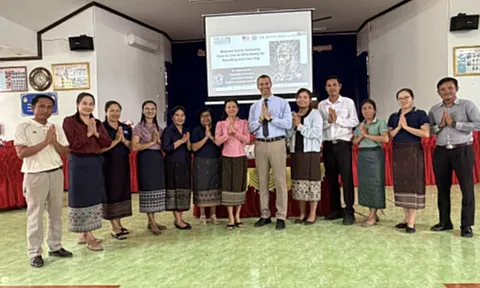 Dấu ấn Tân Lê và Dieter Bruhn: ‘Làn gió mới’ trong công tác giảng dạy tiếng Anh tại Lào