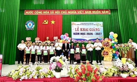 Sắc trắng Hải quân ấm áp ngày khai trường vùng cao
